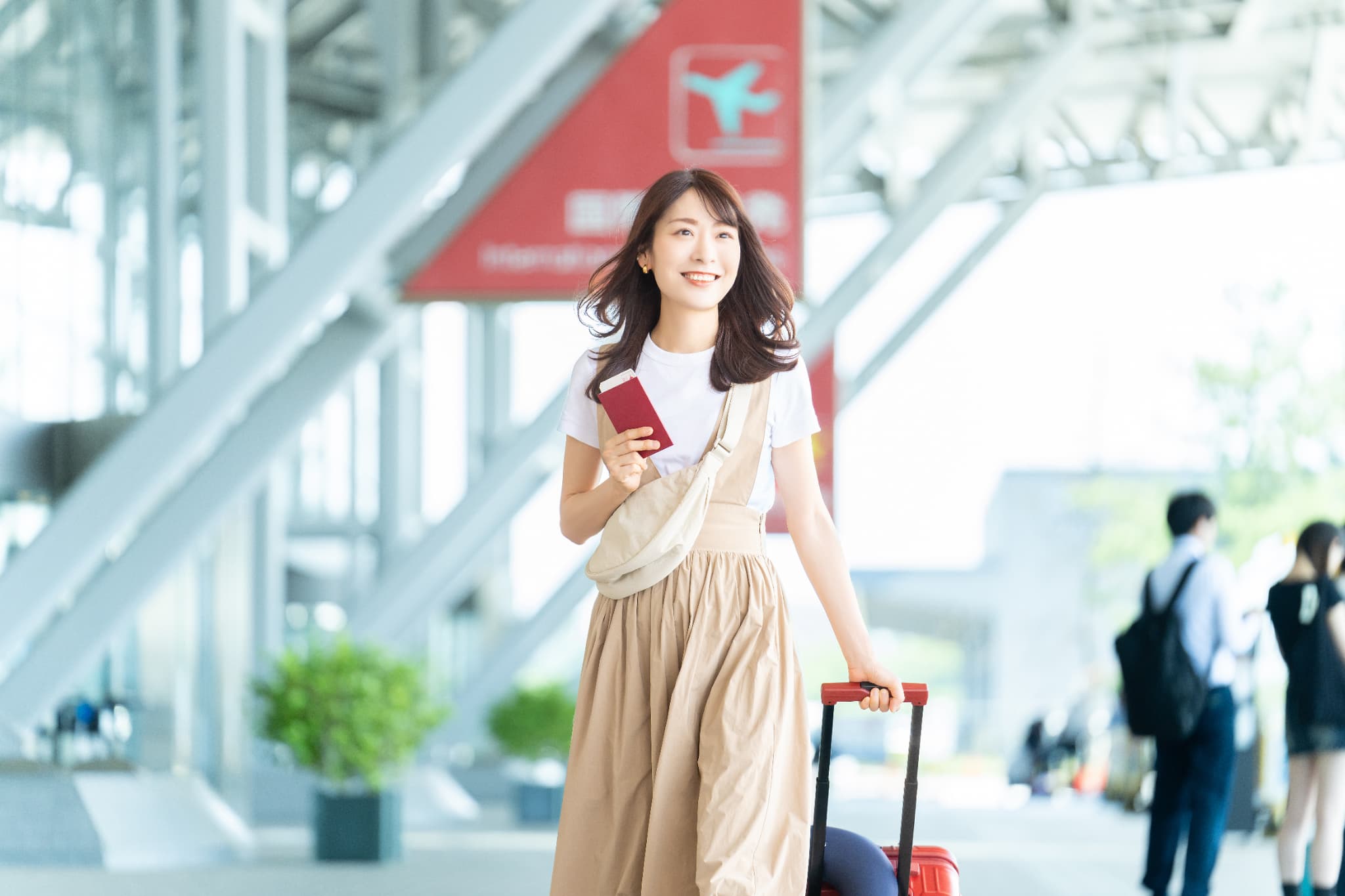 ピルで生理日をずらして旅行に向かう女性