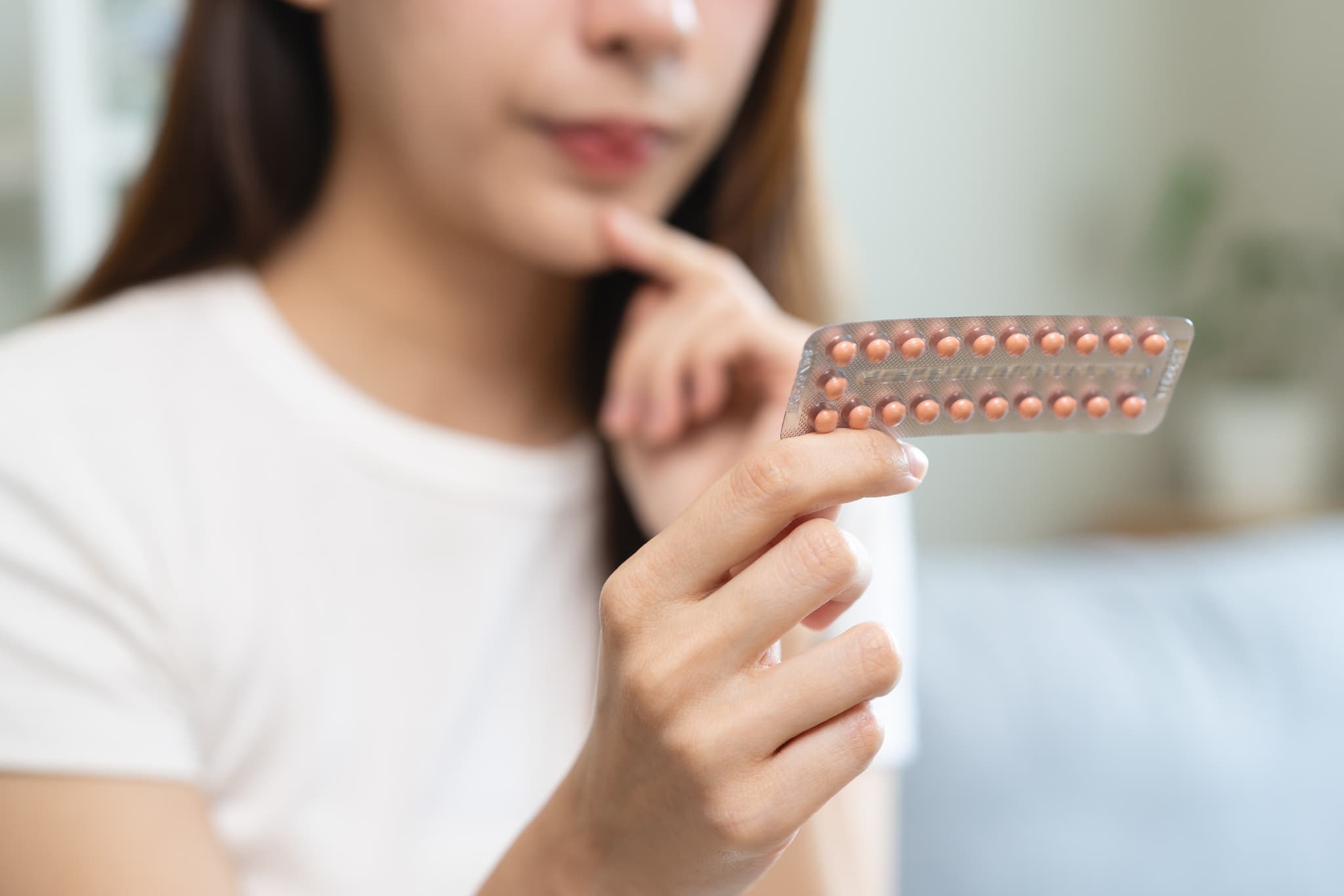 ピルで生理を止めることはできるのか考える女性