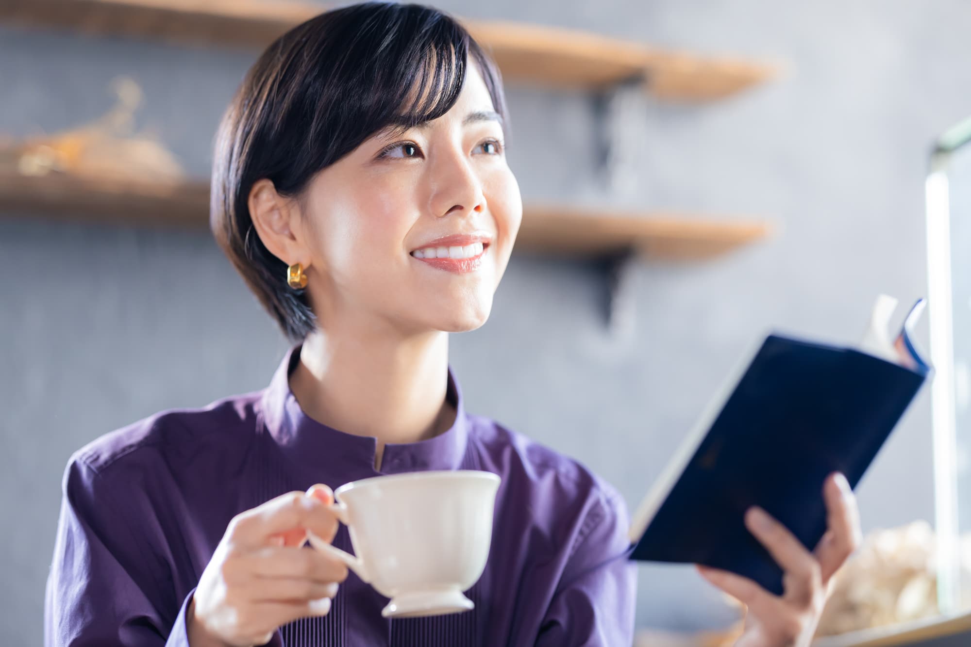 婦人科検診を受けて元気に仕事をしている女性