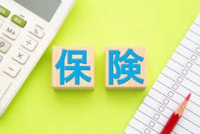 計算機と保険の文字