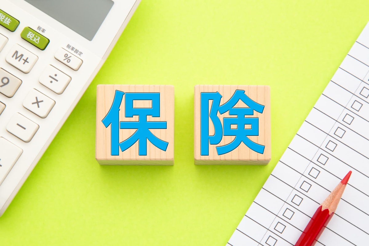 計算機と保険の文字
