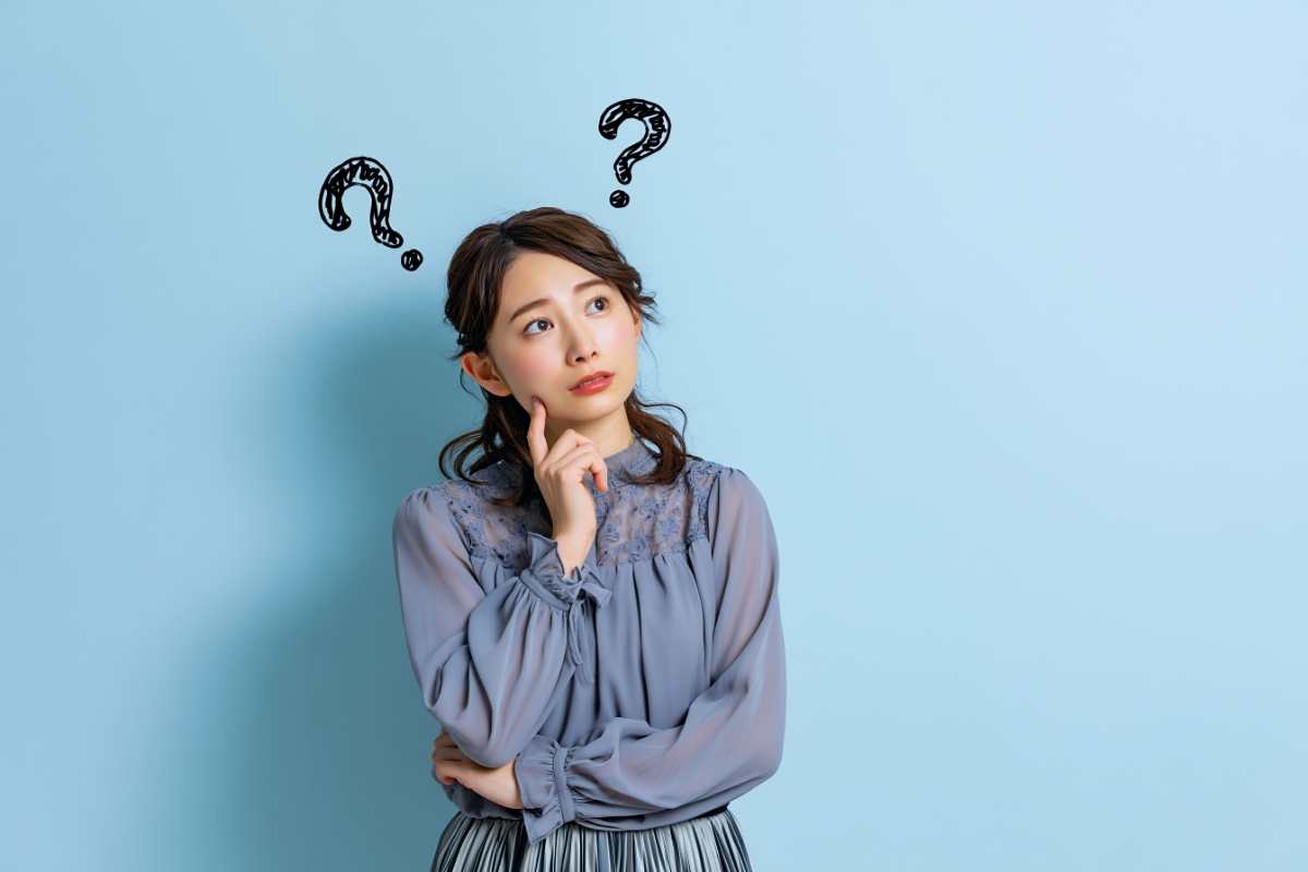 生理中の吐き気はよくあることなのか考えている女性