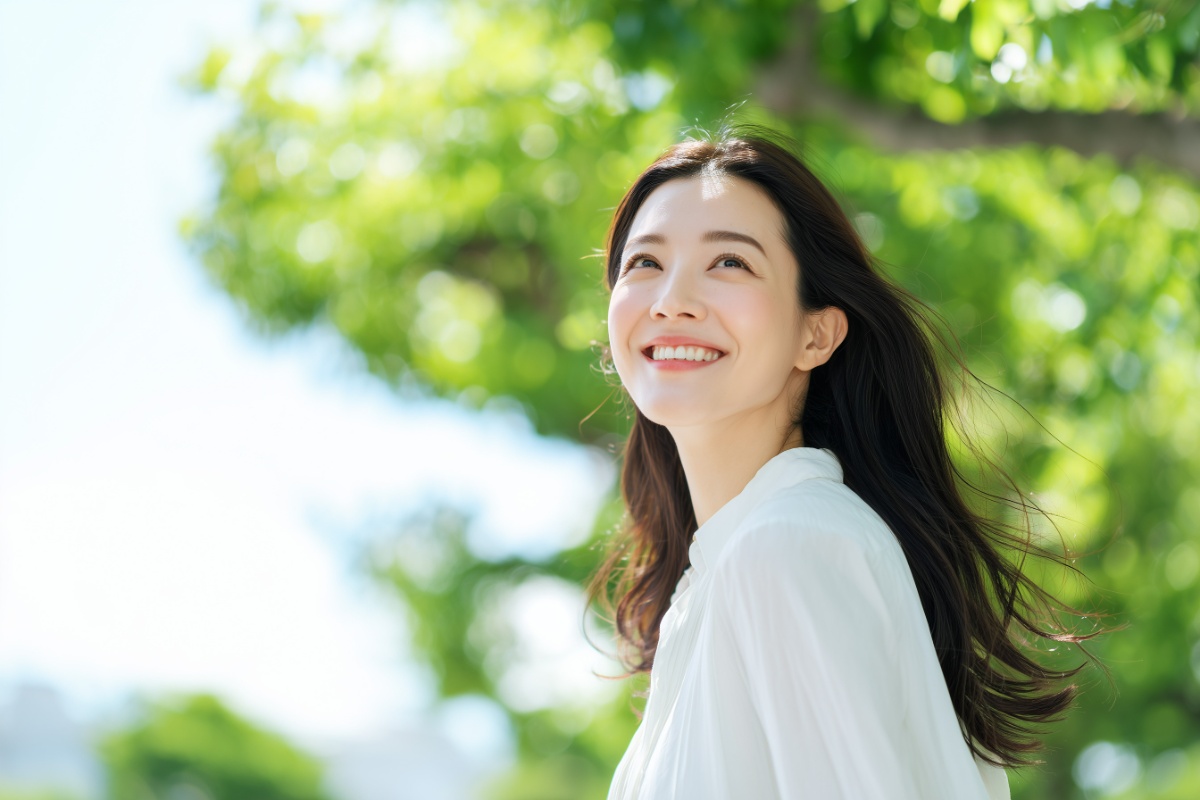 緑の中を歩く笑顔の女性