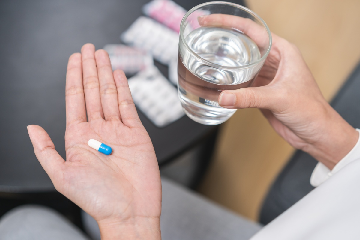 吐き気をおさえるために市販薬を飲むイメージ